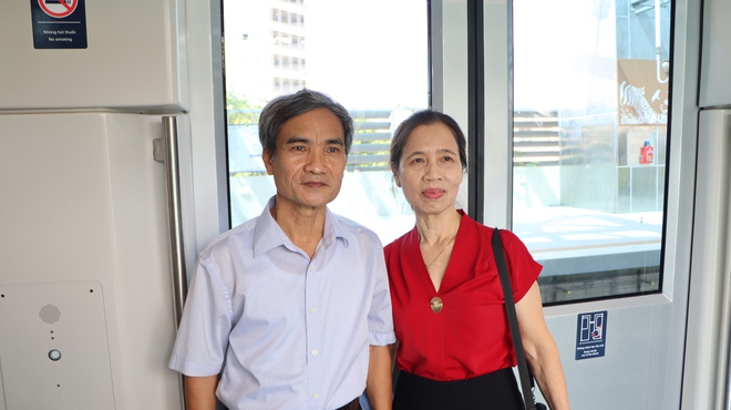 Hình ảnh khó tin ở tuyến metro đắt thứ nhì Việt Nam: Khách chật kín và thích thú vì một điều chưa từng có - Ảnh 17.