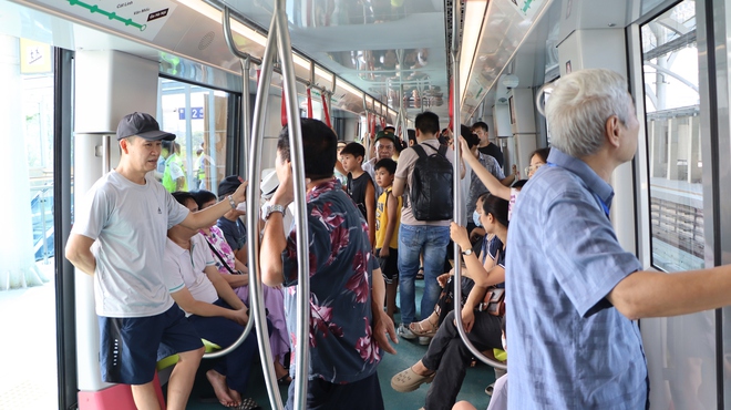 Hình ảnh khó tin ở tuyến metro đắt thứ nhì Việt Nam: Khách chật kín và thích thú vì một điều chưa từng có - Ảnh 12.