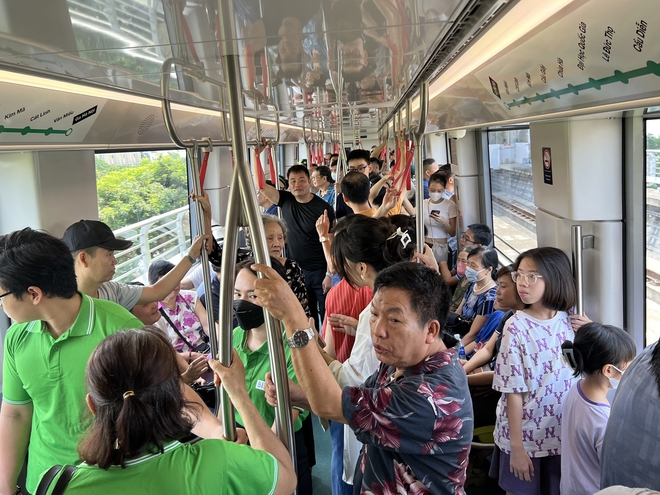 Hình ảnh khó tin ở tuyến metro đắt thứ nhì Việt Nam: Khách chật kín và thích thú vì một điều chưa từng có - Ảnh 13.