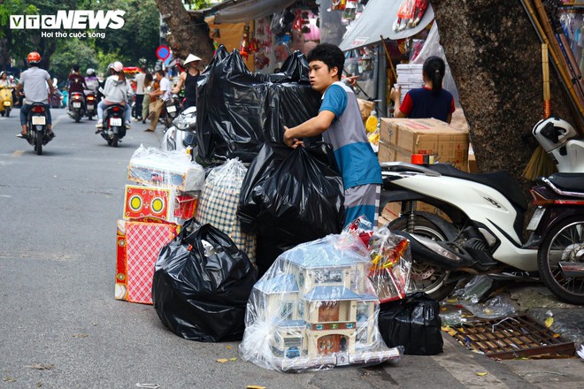 'Hàng hiệu' treo đầy rẫy, phố vàng mã ở Hà Nội vẫn ảm đạm - Ảnh 18.