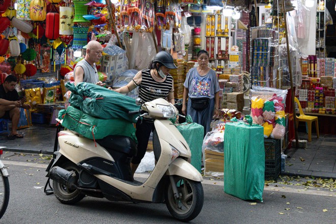 'Hàng hiệu' treo đầy rẫy, phố vàng mã ở Hà Nội vẫn ảm đạm - Ảnh 17.