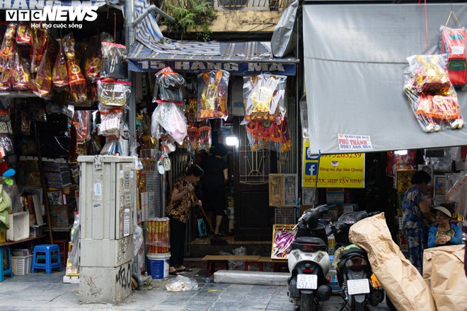 'Hàng hiệu' treo đầy rẫy, phố vàng mã ở Hà Nội vẫn ảm đạm - Ảnh 7.