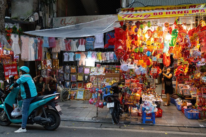 'Hàng hiệu' treo đầy rẫy, phố vàng mã ở Hà Nội vẫn ảm đạm - Ảnh 6.