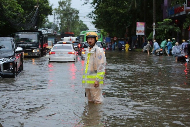 Hà Nội hạn chế các phương tiện qua cầu Chương Dương từ sáng nay- Ảnh 6.