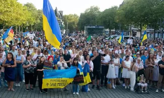 Người Ukraine biểu tình ở Cologne, Đức (Ảnh: Getty Images/NurPhoto)