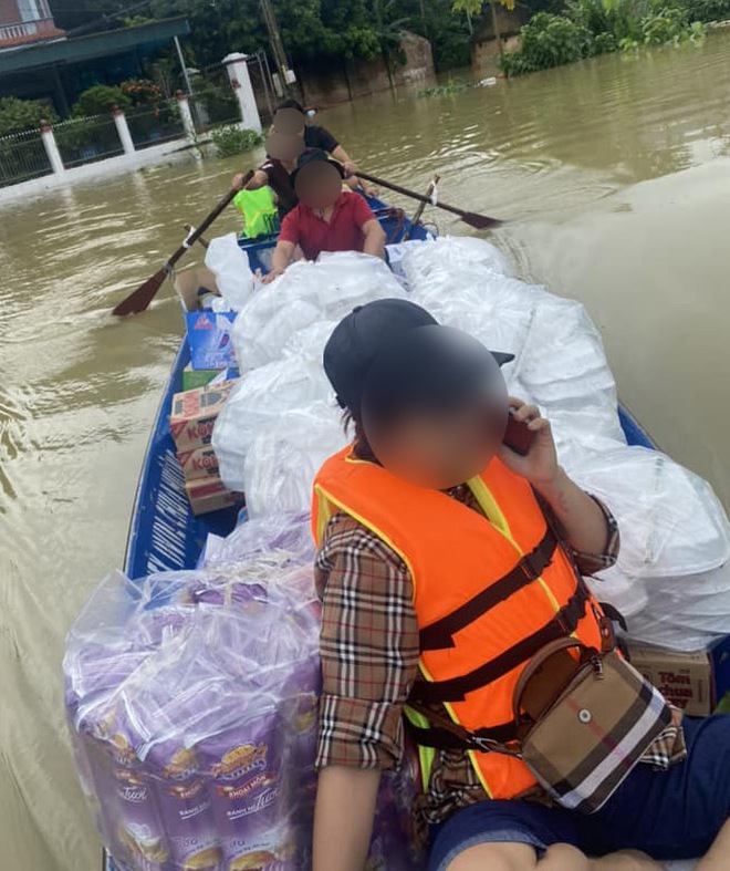 Rộ tin chủ đò ở chùa Hương mang thuyền đi hỗ trợ lũ lụt về bị cắt suất chở khách: Chính quyền lên tiếng - Ảnh 2.