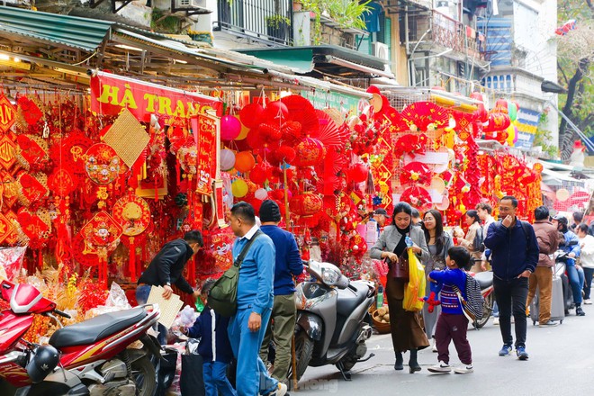 Phố Hàng Mã rực đỏ đón Tết nguyên đán Ất Tỵ - Ảnh 4.
