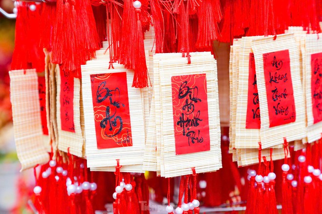 Phố Hàng Mã rực đỏ đón Tết nguyên đán Ất Tỵ - Ảnh 15.