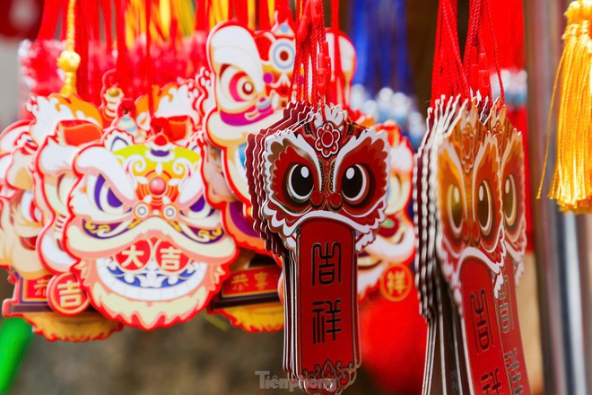 Phố Hàng Mã rực đỏ đón Tết nguyên đán Ất Tỵ - Ảnh 9.