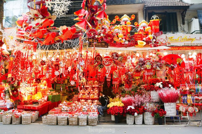 Phố Hàng Mã rực đỏ đón Tết nguyên đán Ất Tỵ - Ảnh 1.
