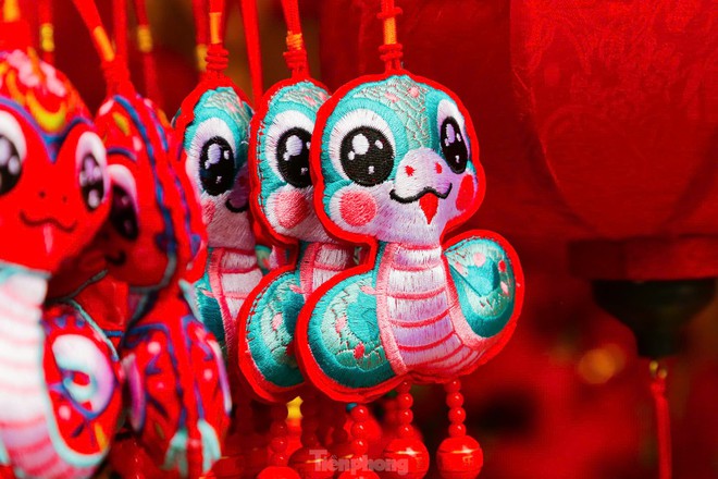 Phố Hàng Mã rực đỏ đón Tết nguyên đán Ất Tỵ - Ảnh 8.