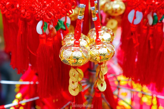 Phố Hàng Mã rực đỏ đón Tết nguyên đán Ất Tỵ - Ảnh 12.