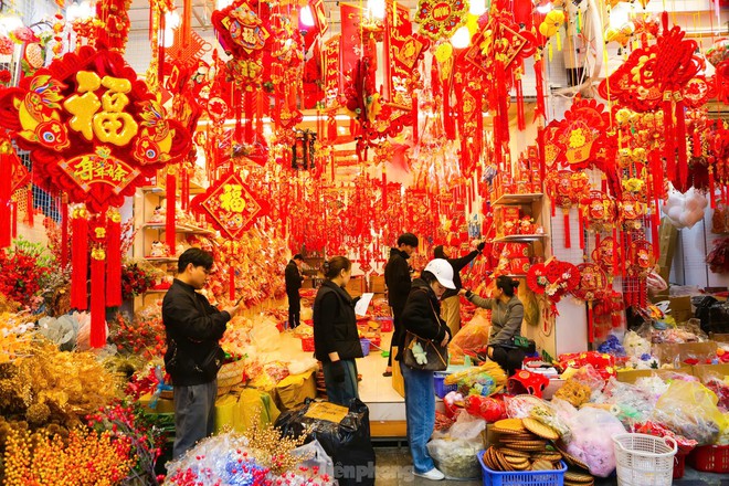 Phố Hàng Mã rực đỏ đón Tết nguyên đán Ất Tỵ - Ảnh 7.