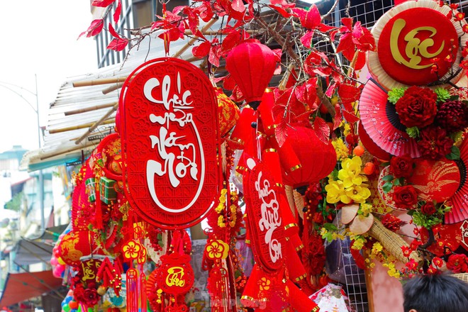 Phố Hàng Mã rực đỏ đón Tết nguyên đán Ất Tỵ - Ảnh 3.