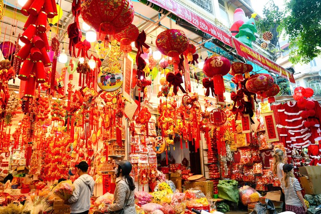 Phố Hàng Mã rực đỏ đón Tết nguyên đán Ất Tỵ - Ảnh 6.