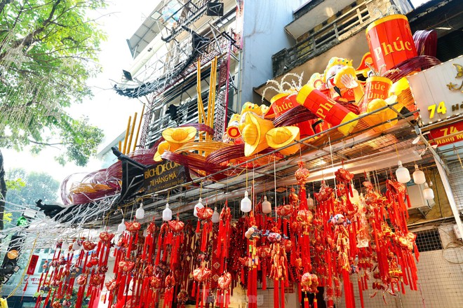 Phố Hàng Mã rực đỏ đón Tết nguyên đán Ất Tỵ - Ảnh 5.