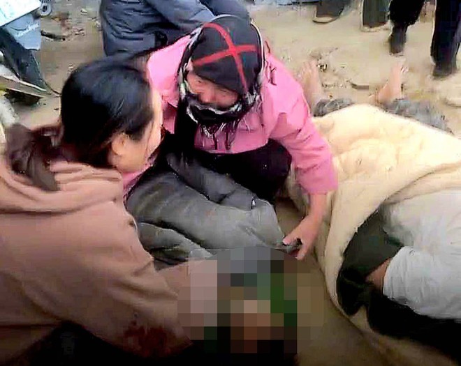 Hiện trường vụ xe tải tông cửa hàng tạp hóa khiến 6 người tử vong - Ảnh 7.