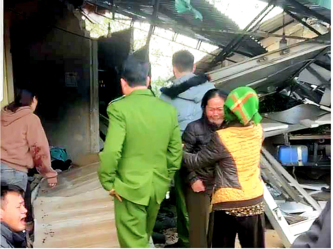 Hiện trường vụ xe tải tông cửa hàng tạp hóa khiến 6 người tử vong - Ảnh 8.