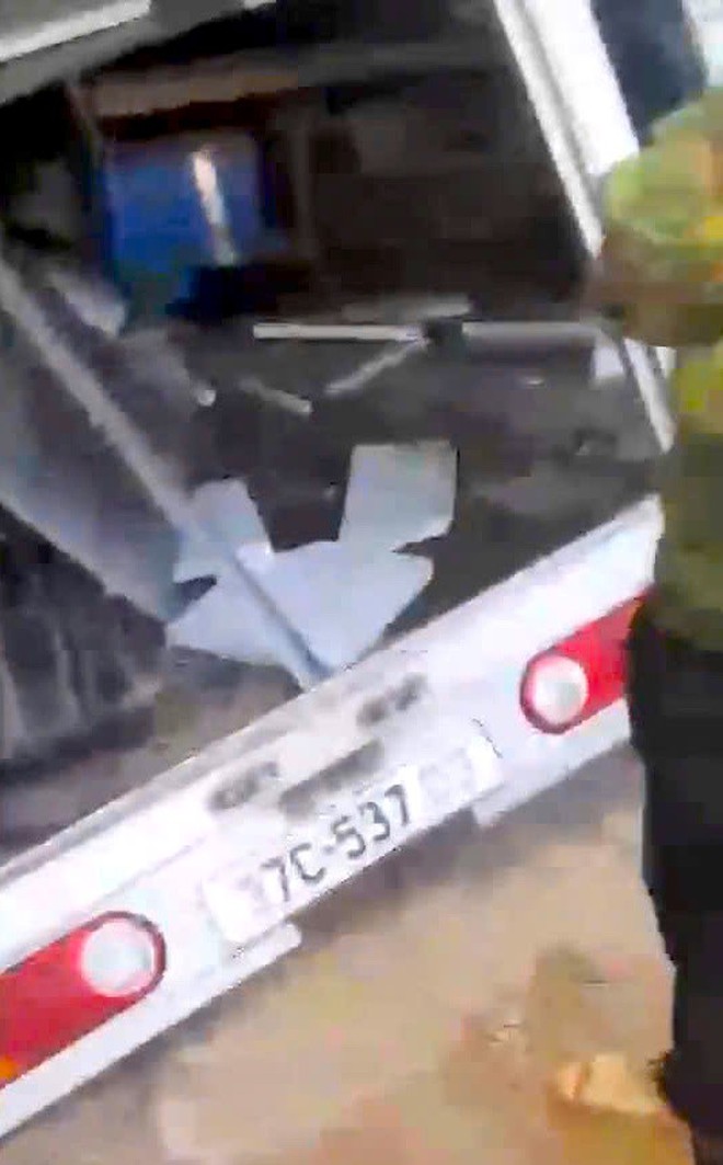 Hiện trường vụ xe tải tông cửa hàng tạp hóa khiến 6 người tử vong - Ảnh 4.