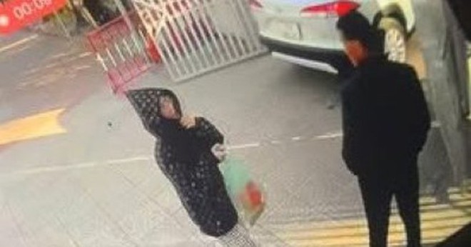 Hình ảnh người phụ nữ áo đen vào trường mầm non nghi bắt cóc cháu bé ở Hải Phòng. Ảnh cắt từ clip

