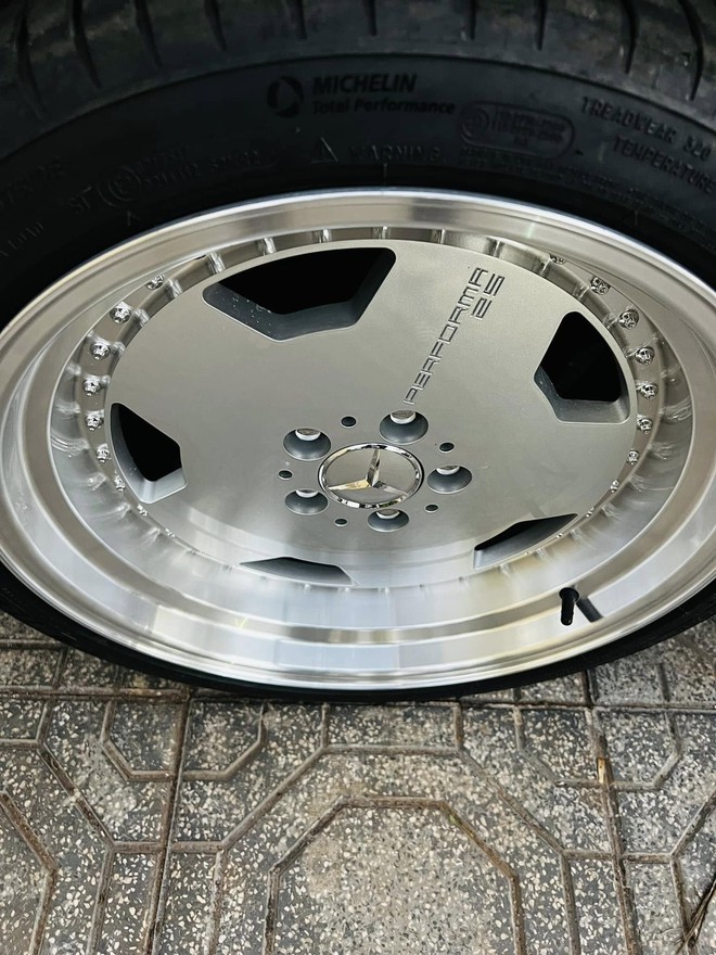 Hồi sinh Mercedes-Benz E-Class 1993, thợ Việt chia sẻ: ‘Mua chỉ 100 triệu, thêm 300 triệu độ xe nhưng tiền công chiếm hơn nửa’ - Ảnh 10.