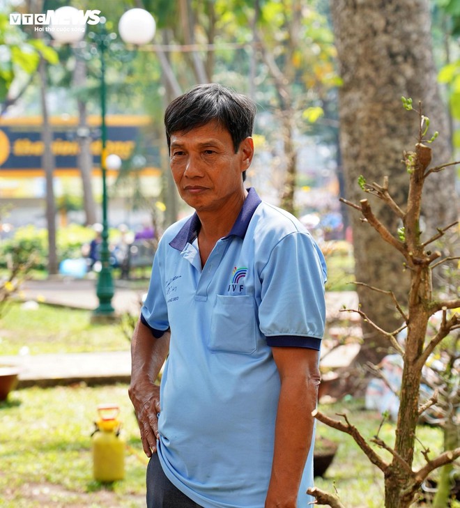 TP.HCM: Xả lỗ không ai mua, tiểu thương bỏ hoa, vứt chậu về quê đón giao thừa - Ảnh 10.