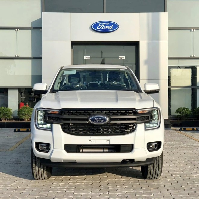 Ford Ranger âm thầm bổ sung bản mới ở Việt Nam: Đắt hơn XLS 1 cầu 26 triệu đồng, thêm lót thùng, nắp cuộn - Ảnh 5.