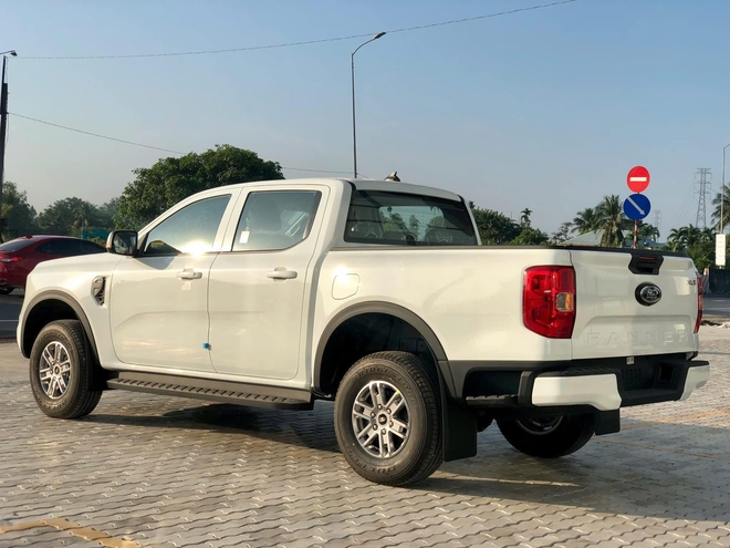 Ford Ranger âm thầm bổ sung bản mới ở Việt Nam: Đắt hơn XLS 1 cầu 26 triệu đồng, thêm lót thùng, nắp cuộn - Ảnh 7.