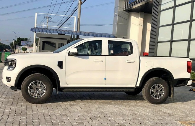 Ford Ranger âm thầm bổ sung bản mới ở Việt Nam: Đắt hơn XLS 1 cầu 26 triệu đồng, thêm lót thùng, nắp cuộn - Ảnh 8.