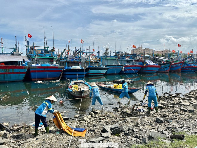 Rác thải ken đặc bãi biển Đà Nẵng sau bão- Ảnh 11.