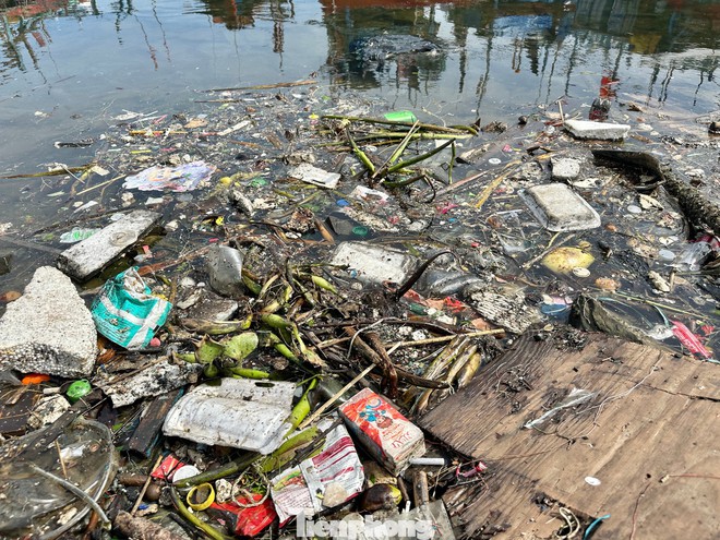 Rác thải ken đặc bãi biển Đà Nẵng sau bão- Ảnh 10.