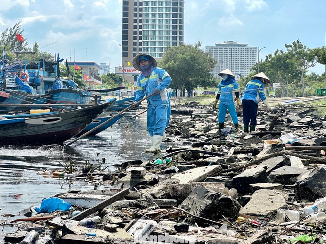 Rác thải ken đặc bãi biển Đà Nẵng sau bão- Ảnh 12.