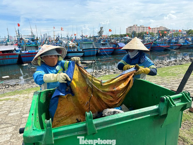 Rác thải ken đặc bãi biển Đà Nẵng sau bão- Ảnh 13.