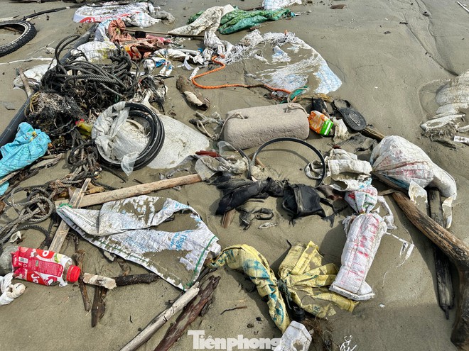 Rác thải ken đặc bãi biển Đà Nẵng sau bão- Ảnh 7.