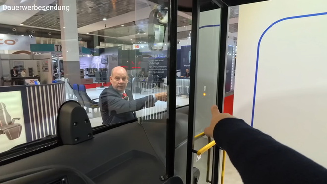 Khách Tây thử xe VinFast chưa bán ở Việt Nam: Kính cửa sổ như của máy bay, giảm xóc hơi, pin đặt trên nóc- Ảnh 16. Khách Tây thử xe VinFast chưa bán ở Việt Nam: Kính cửa sổ như của máy bay, giảm xóc hơi, pin đặt trên nóc- Ảnh 16.