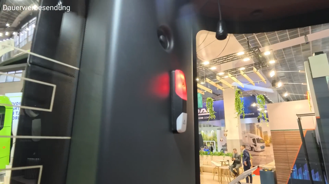 Khách Tây thử xe VinFast chưa bán ở Việt Nam: Kính cửa sổ như của máy bay, giảm xóc hơi, pin đặt trên nóc- Ảnh 17. Khách Tây thử xe VinFast chưa bán ở Việt Nam: Kính cửa sổ như của máy bay, giảm xóc hơi, pin đặt trên nóc- Ảnh 17.