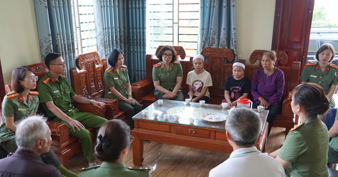 Đoàn công tác thăm hỏi, động viện gia đình.
