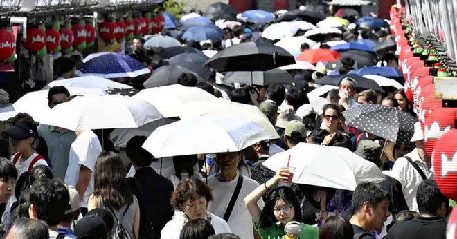 Nhiều người đi bộ (trong đó có không ít nam giới) dùng ô che nắng trên đường phố Tokyo, tháng 8/2025. Ảnh: The Japan News Nhiều người đi bộ (trong đó có không ít nam giới) dùng ô che nắng trên đường phố Tokyo, tháng 8/2025. Ảnh: The Japan News