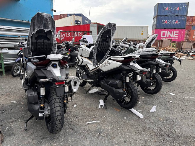 Vừa về đầy cảng xe tay ga dân phượt thích mê, cốp rộng gấp rưỡi Lead, động cơ khỏe hơn của Honda, Yamaha- Ảnh 4. Vừa về đầy cảng xe tay ga dân phượt thích mê, cốp rộng gấp rưỡi Lead, động cơ khỏe hơn của Honda, Yamaha- Ảnh 4.