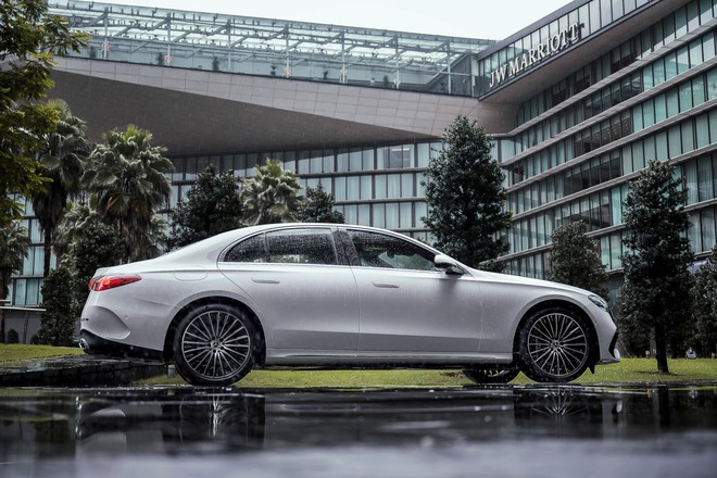 Mercedes-Benz E-Class 2025 ra mắt Việt Nam: Giá từ 2,449 tỷ đồng, thiết kế lột xác, màn hình khủng tràn táp-lô, có ADAS đáp trả 5 Series- Ảnh 18.