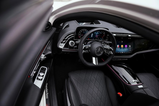 Mercedes-Benz E-Class 2025 ra mắt Việt Nam: Giá từ 2,449 tỷ đồng, thiết kế lột xác, màn hình khủng tràn táp-lô, có ADAS đáp trả 5 Series- Ảnh 20.