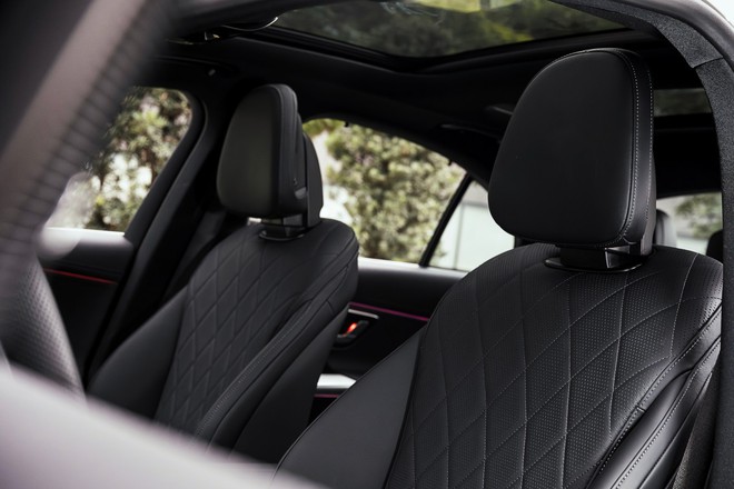 Mercedes-Benz E-Class 2025 ra mắt Việt Nam: Giá từ 2,449 tỷ đồng, thiết kế lột xác, màn hình khủng tràn táp-lô, có ADAS đáp trả 5 Series- Ảnh 22.