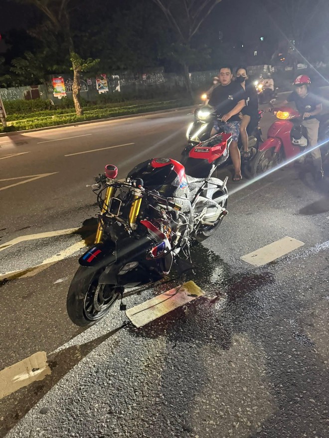 Xe phân khối lớn gây tai nạn ở Hà Nội, nạn nhân đứt lìa bàn chân: Mạnh cỡ nào mà "chỉ nghe gió rít qua"?- Ảnh 1.