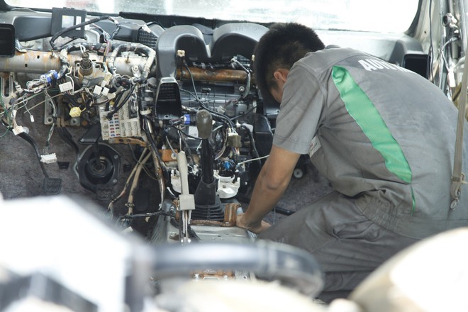 Sau lũ lịch sử, ô tô tiền tỷ bị ngập nước nằm chờ 'cấp cứu'- Ảnh 8. Sau lũ lịch sử, ô tô tiền tỷ bị ngập nước nằm chờ 'cấp cứu'- Ảnh 8.