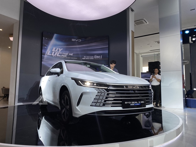 BYD Seal 5 ra mắt Việt Nam: Giá 696 triệu đồng, cùng cỡ Civic, máy hybrid cắm sạc tiêu thụ 3,8 lít/100km- Ảnh 3. BYD Seal 5 ra mắt Việt Nam: Giá 696 triệu đồng, cùng cỡ Civic, máy hybrid cắm sạc tiêu thụ 3,8 lít/100km- Ảnh 3.