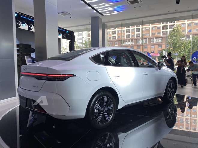 BYD Seal 5 ra mắt Việt Nam: Giá 696 triệu đồng, cùng cỡ Civic, máy hybrid cắm sạc tiêu thụ 3,8 lít/100km- Ảnh 4. BYD Seal 5 ra mắt Việt Nam: Giá 696 triệu đồng, cùng cỡ Civic, máy hybrid cắm sạc tiêu thụ 3,8 lít/100km- Ảnh 4.