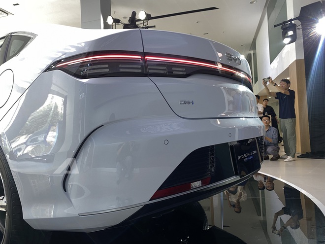 BYD Seal 5 ra mắt Việt Nam: Giá 696 triệu đồng, cùng cỡ Civic, máy hybrid cắm sạc tiêu thụ 3,8 lít/100km- Ảnh 6. BYD Seal 5 ra mắt Việt Nam: Giá 696 triệu đồng, cùng cỡ Civic, máy hybrid cắm sạc tiêu thụ 3,8 lít/100km- Ảnh 6.