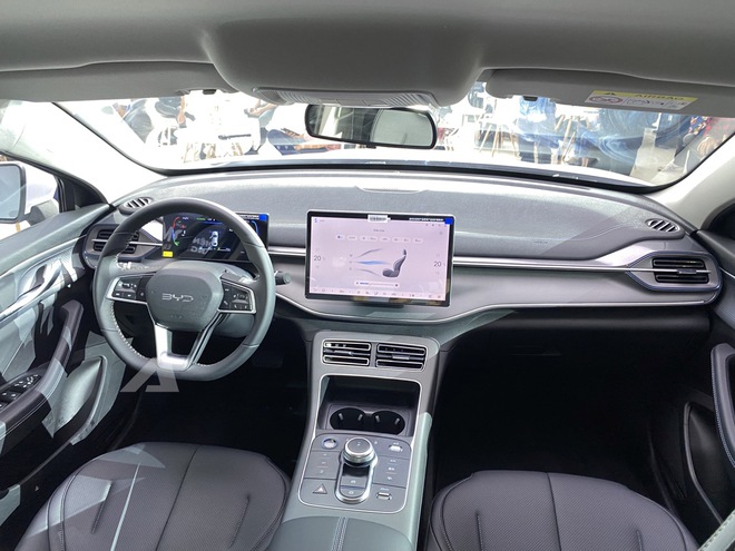 BYD Seal 5 ra mắt Việt Nam: Giá 696 triệu đồng, cùng cỡ Civic, máy hybrid cắm sạc tiêu thụ 3,8 lít/100km- Ảnh 8. BYD Seal 5 ra mắt Việt Nam: Giá 696 triệu đồng, cùng cỡ Civic, máy hybrid cắm sạc tiêu thụ 3,8 lít/100km- Ảnh 8.