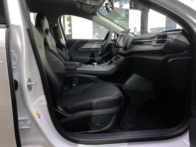 BYD Seal 5 ra mắt Việt Nam: Giá 696 triệu đồng, cùng cỡ Civic, máy hybrid cắm sạc tiêu thụ 3,8 lít/100km- Ảnh 12. BYD Seal 5 ra mắt Việt Nam: Giá 696 triệu đồng, cùng cỡ Civic, máy hybrid cắm sạc tiêu thụ 3,8 lít/100km- Ảnh 12.