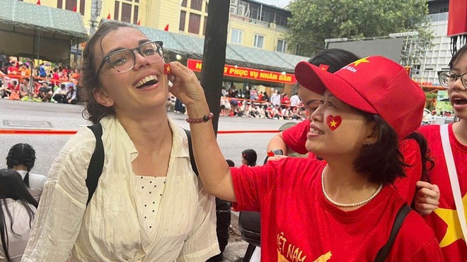 Một du khách nước ngoài được người dân tặng lá cờ đỏ sao vàng trước thềm đại lễ kỷ niệm 80 năm Quốc khánh 2/9. Ảnh: Báo Văn hóa Một du khách nước ngoài được người dân tặng lá cờ đỏ sao vàng trước thềm đại lễ kỷ niệm 80 năm Quốc khánh 2/9. Ảnh: Báo Văn hóa